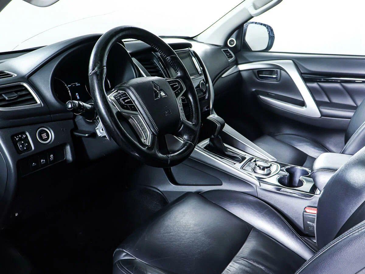 Mitsubishi Pajero Sport 2018, серебряный
