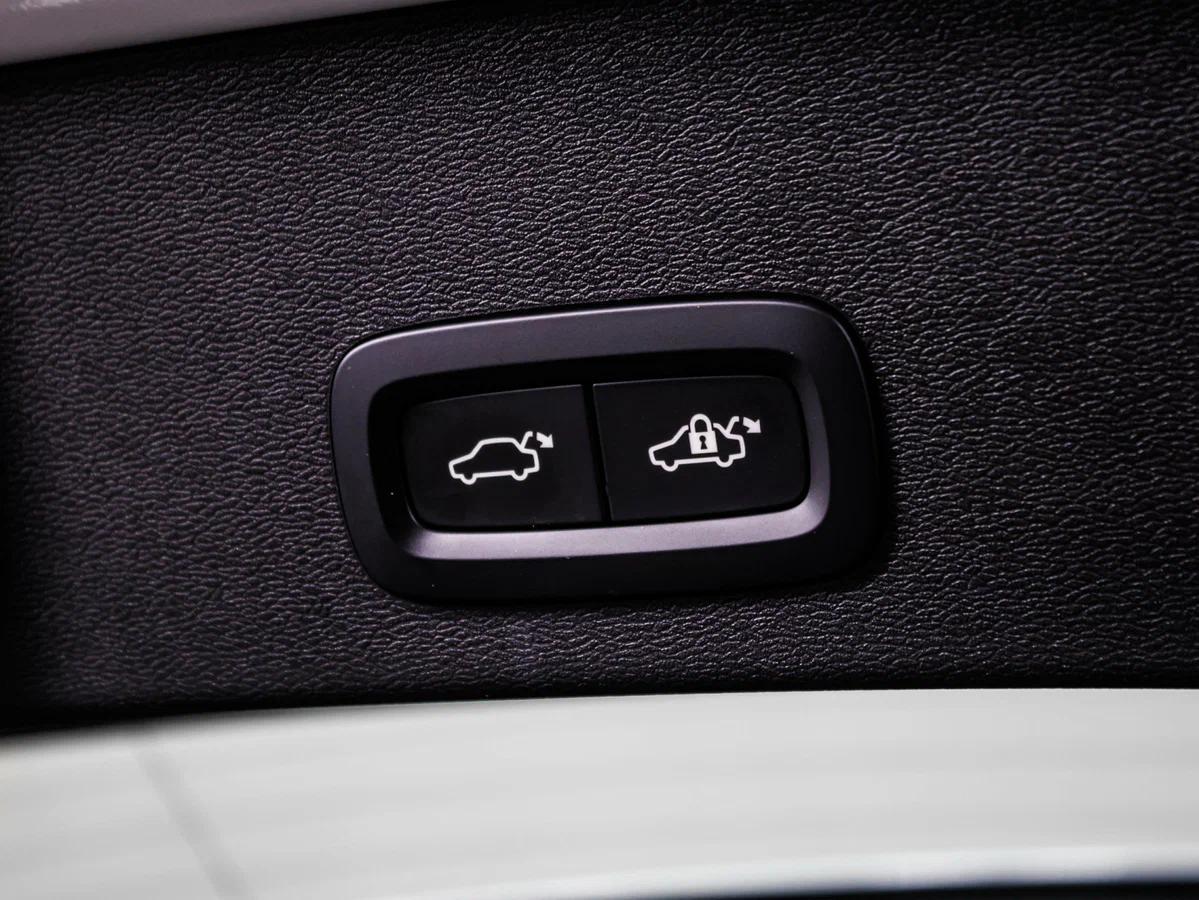 Volvo XC40 2024, белый