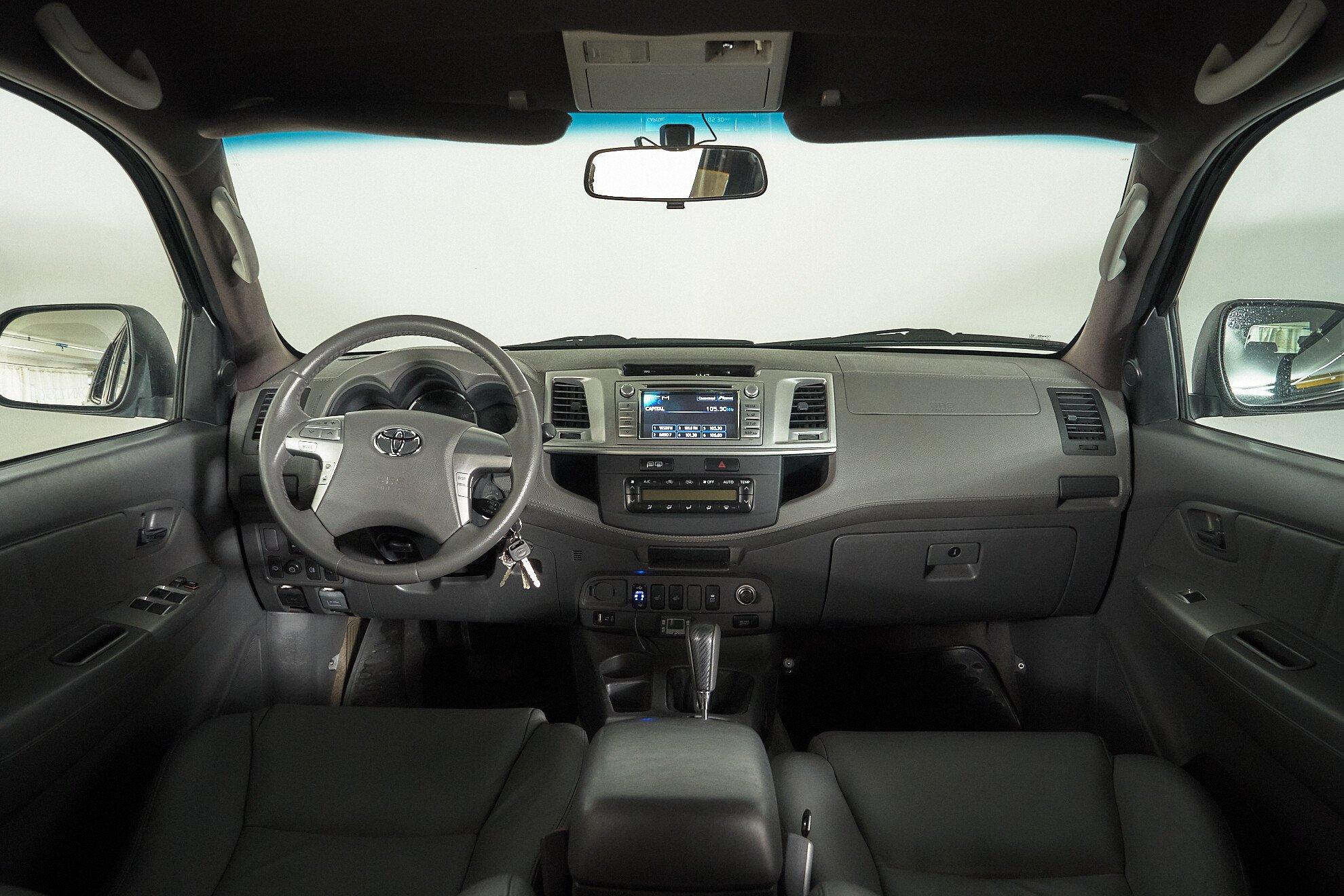 Toyota Hilux 2013, черный