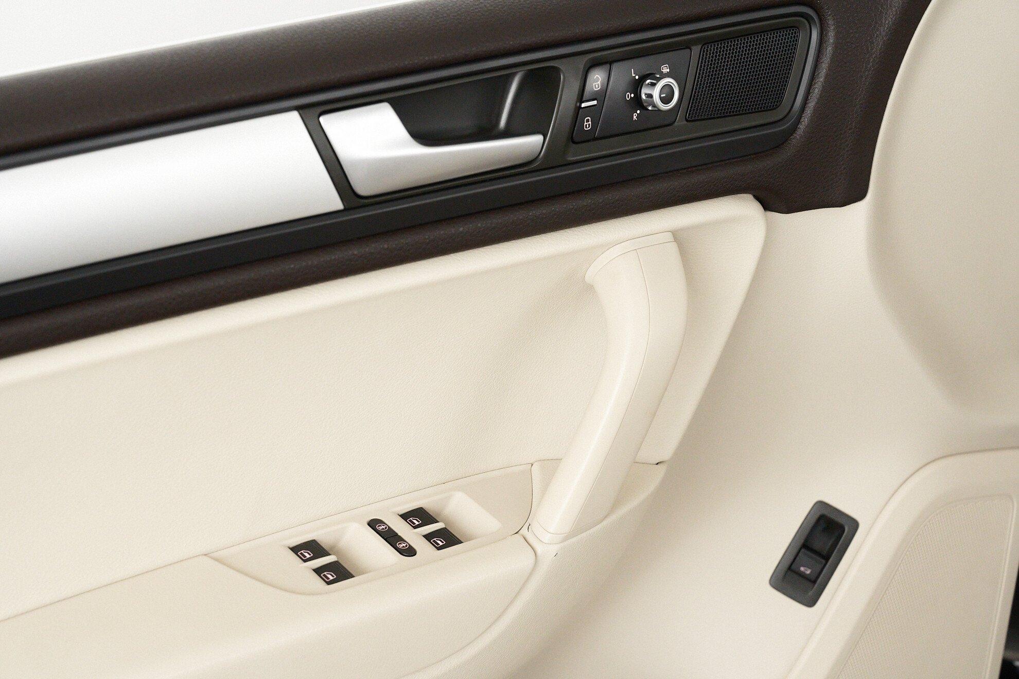 Volkswagen Touareg 2014, черный