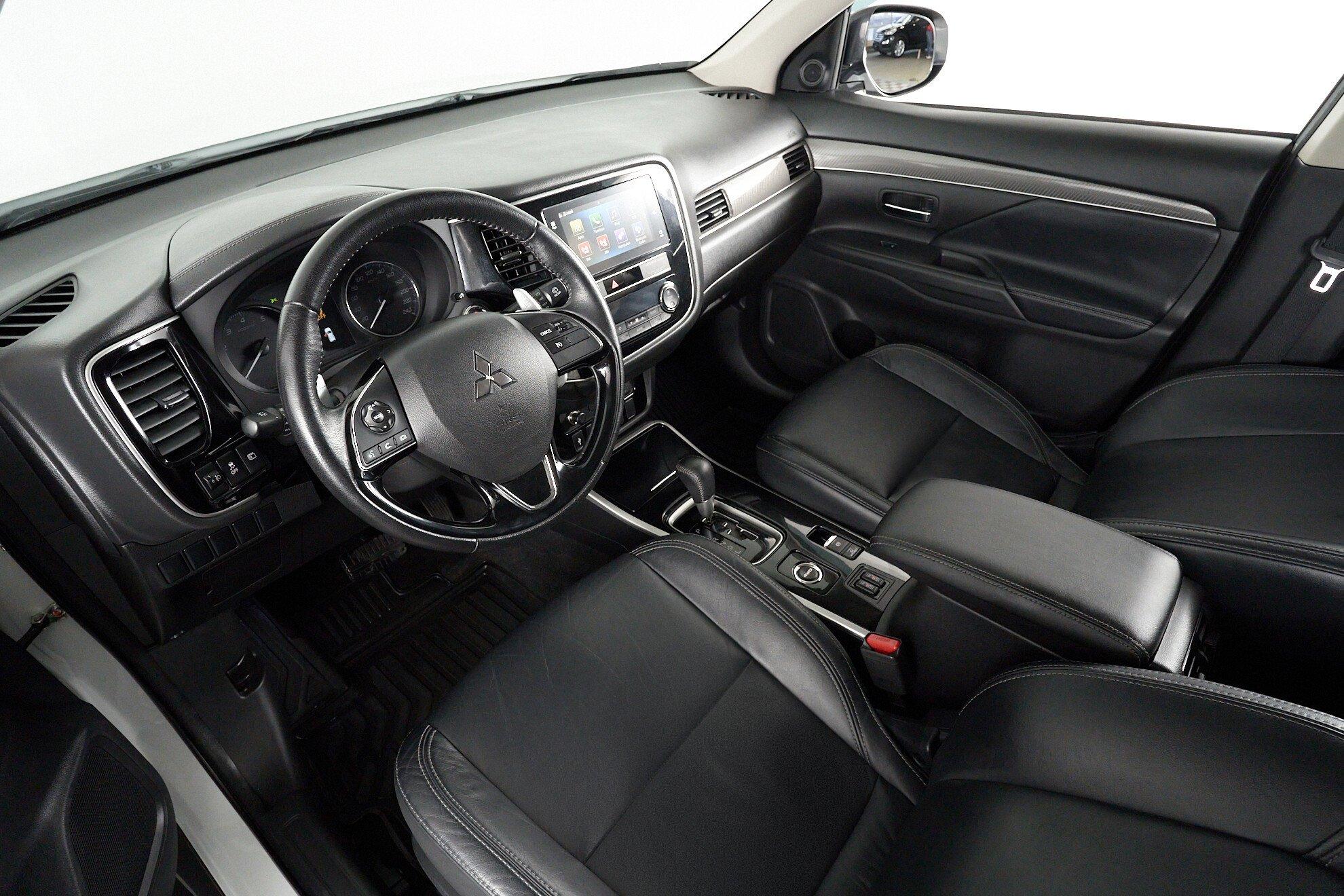Mitsubishi Outlander 2019, белый