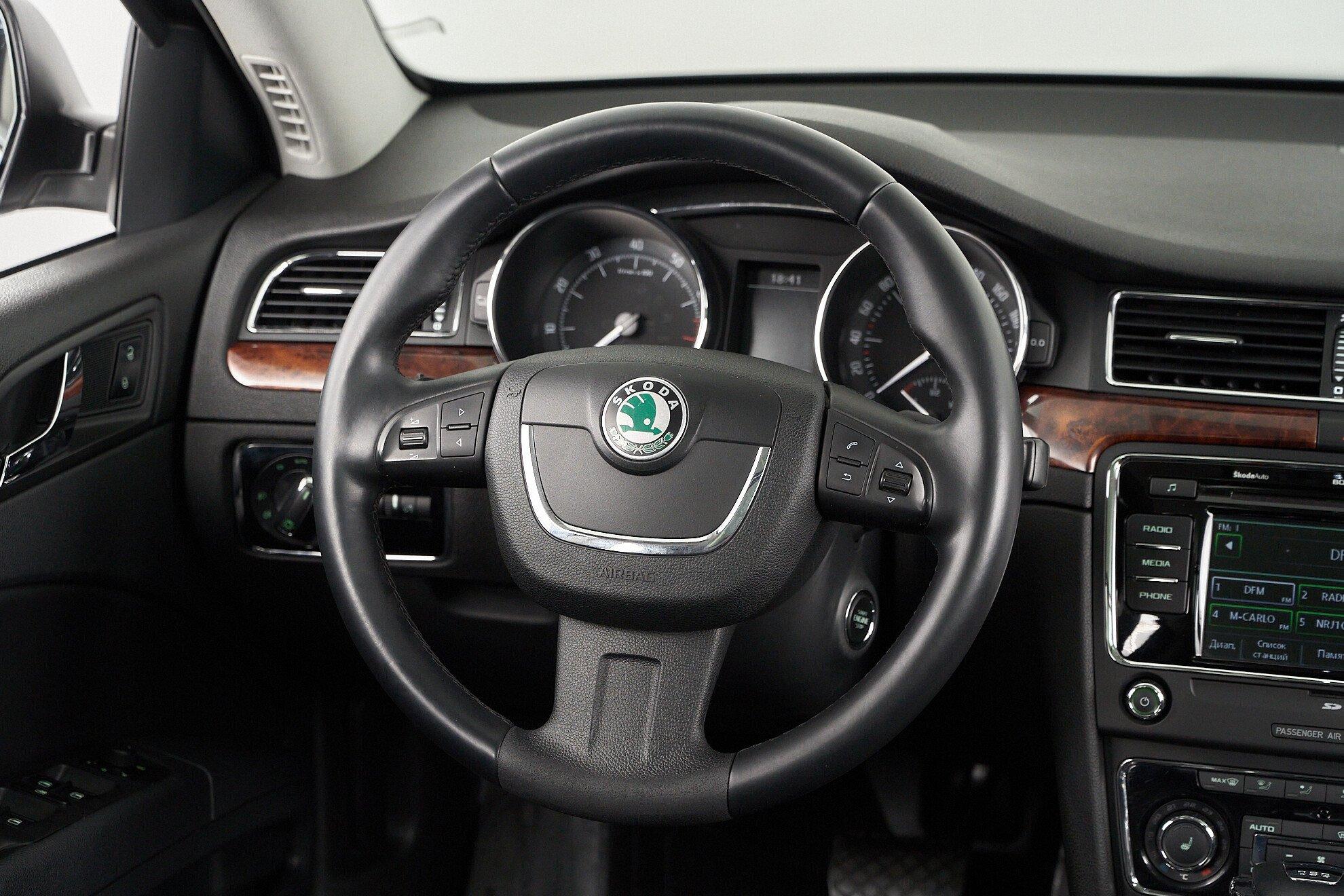 Skoda Superb 2011, черный