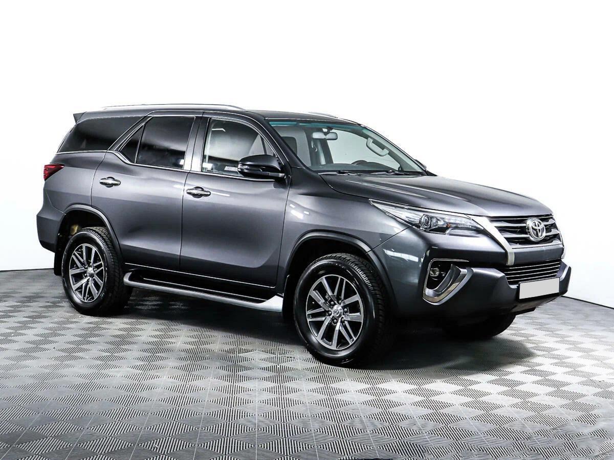 Toyota Fortuner 2016, серый
