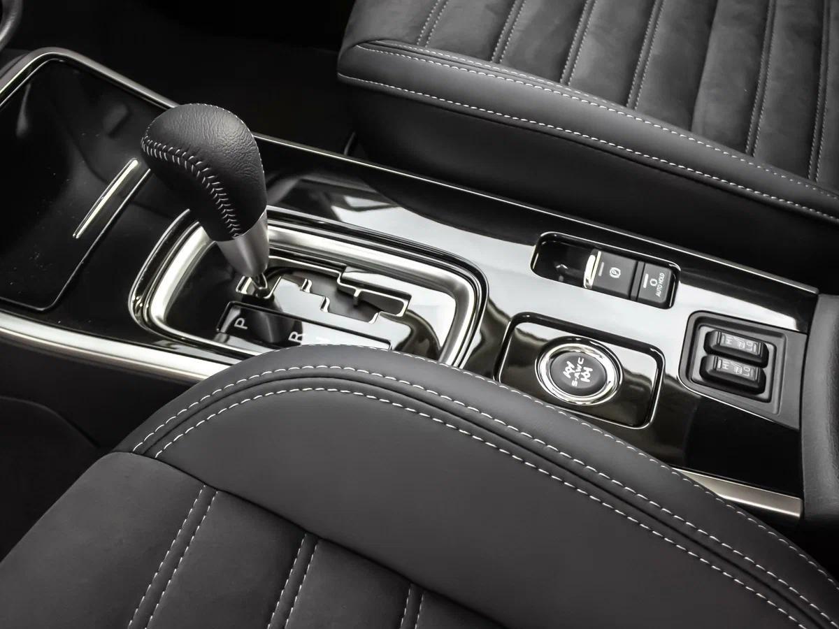 Mitsubishi Outlander 2021, серый