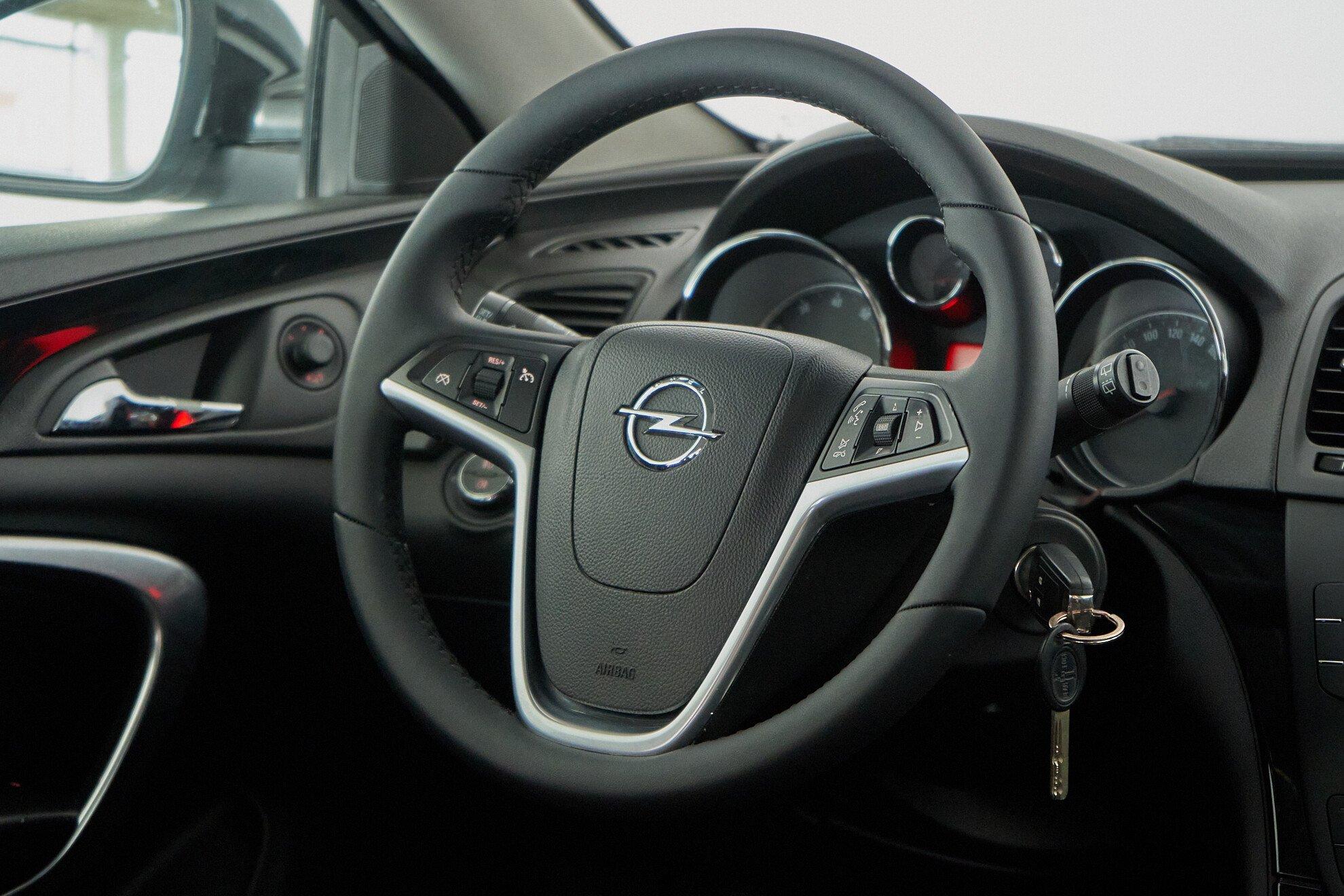 Opel Insignia 2010, черный