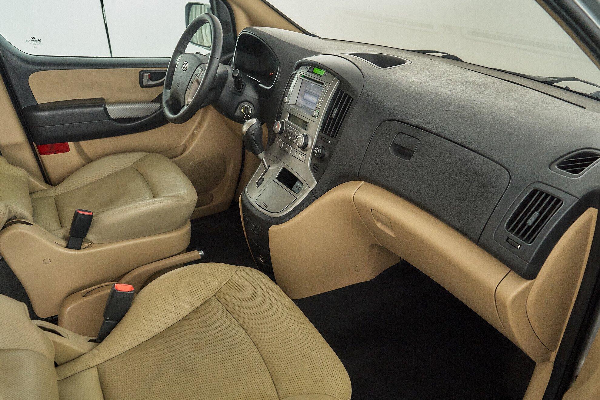 Hyundai Grand Starex 2008, серебряный