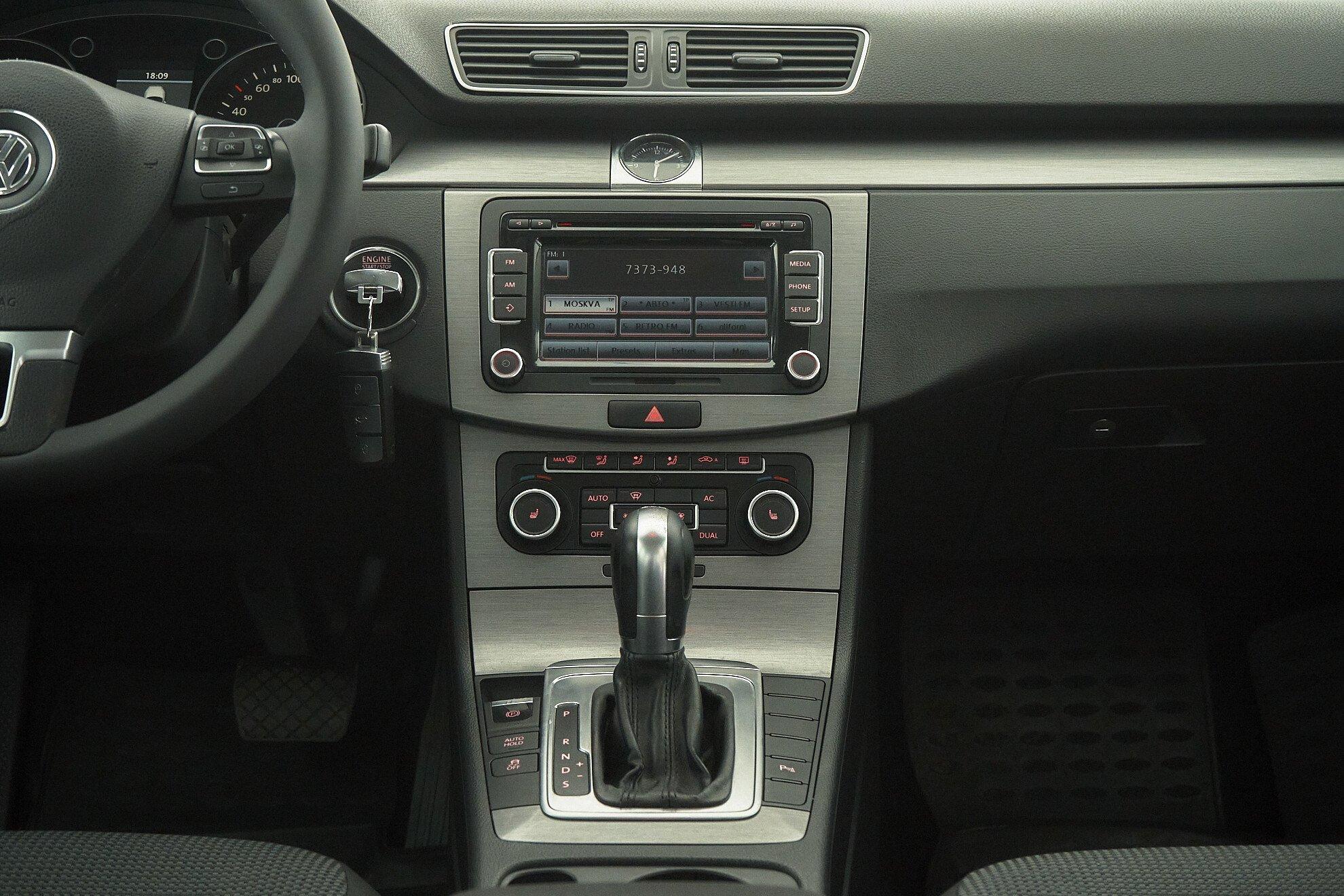 Volkswagen Passat 2011, белый