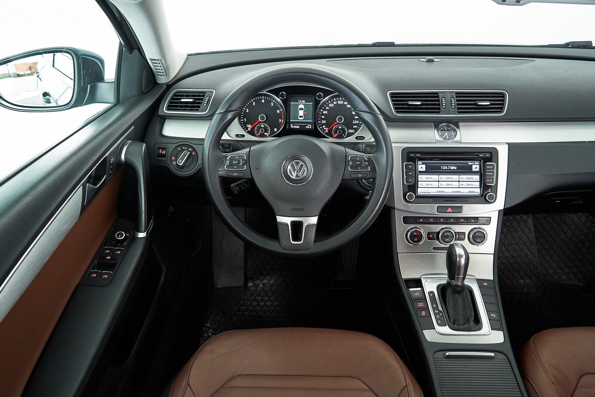 Volkswagen Passat 2012, серый