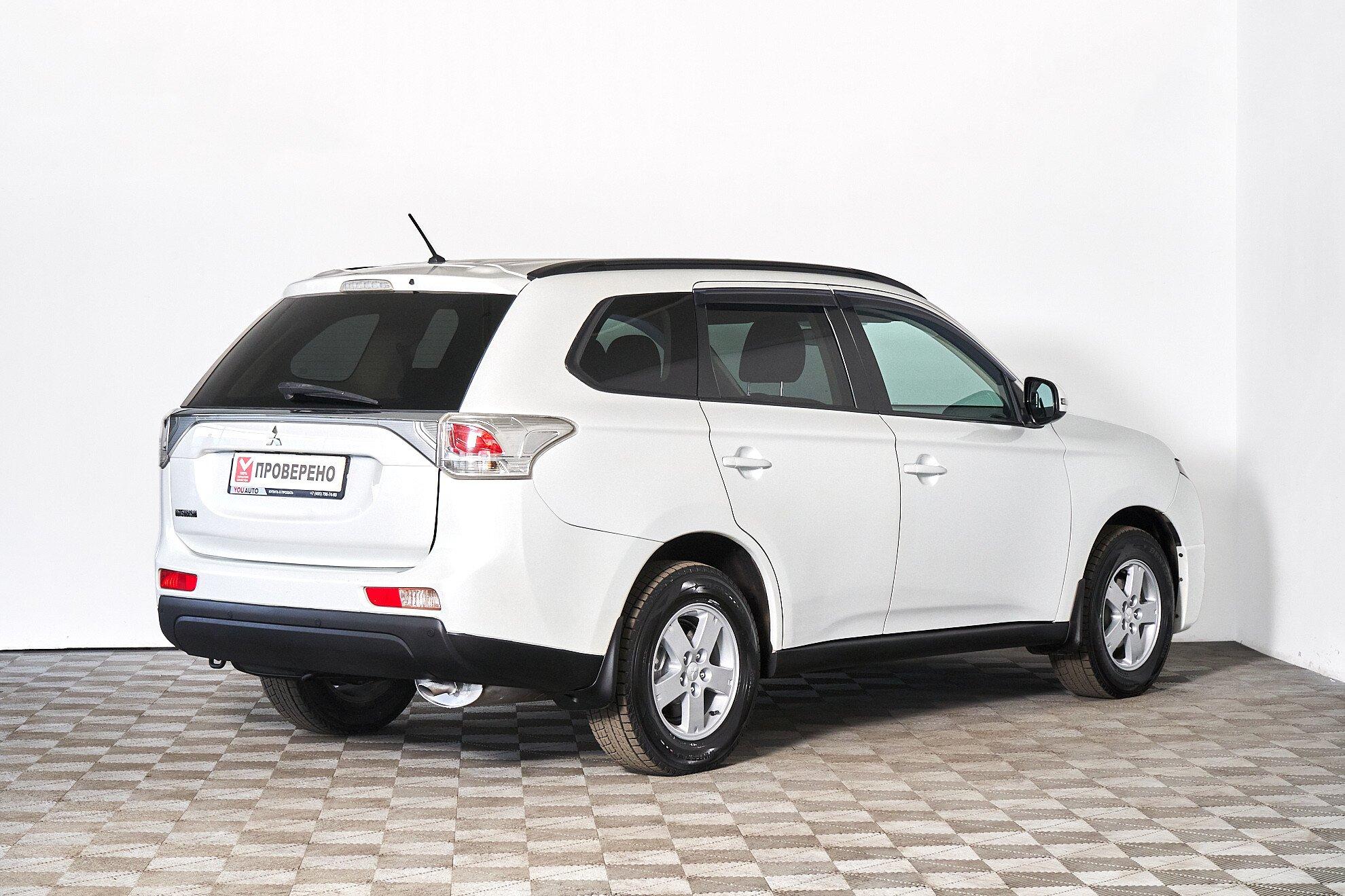 Mitsubishi Outlander 2013, белый