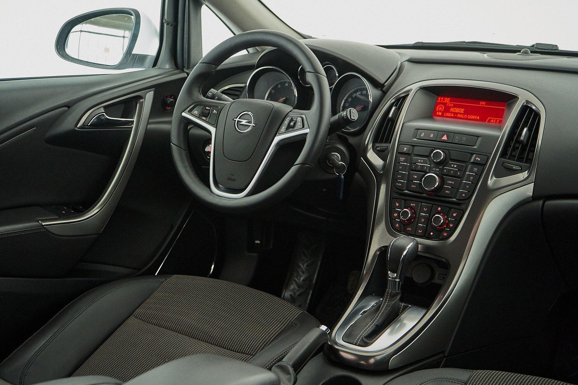 Opel Astra 2012, белый