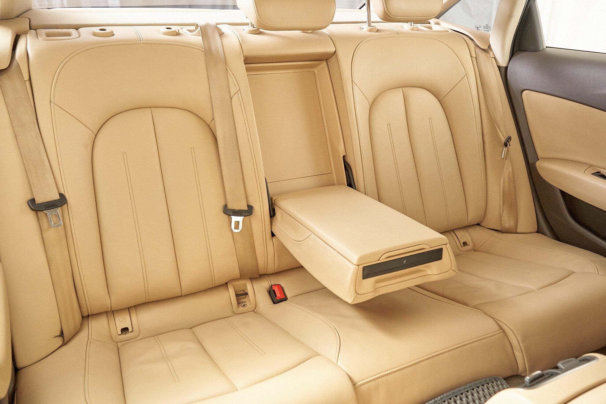 Audi A6 2012, черный