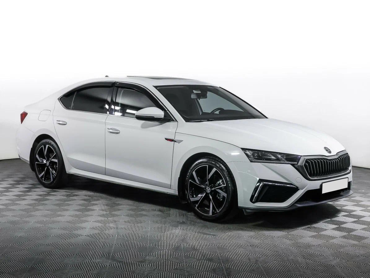 Skoda Octavia 2023, белый