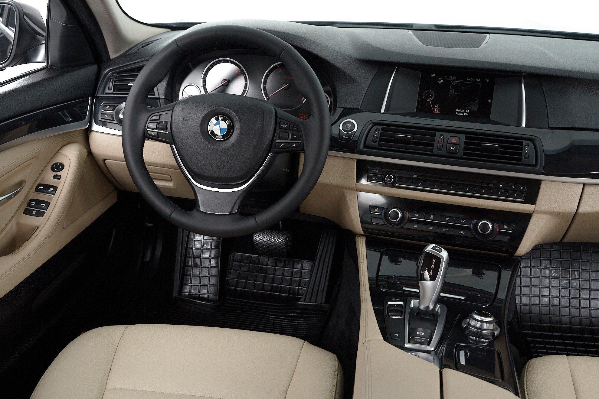 BMW 5 серии 2016, черный