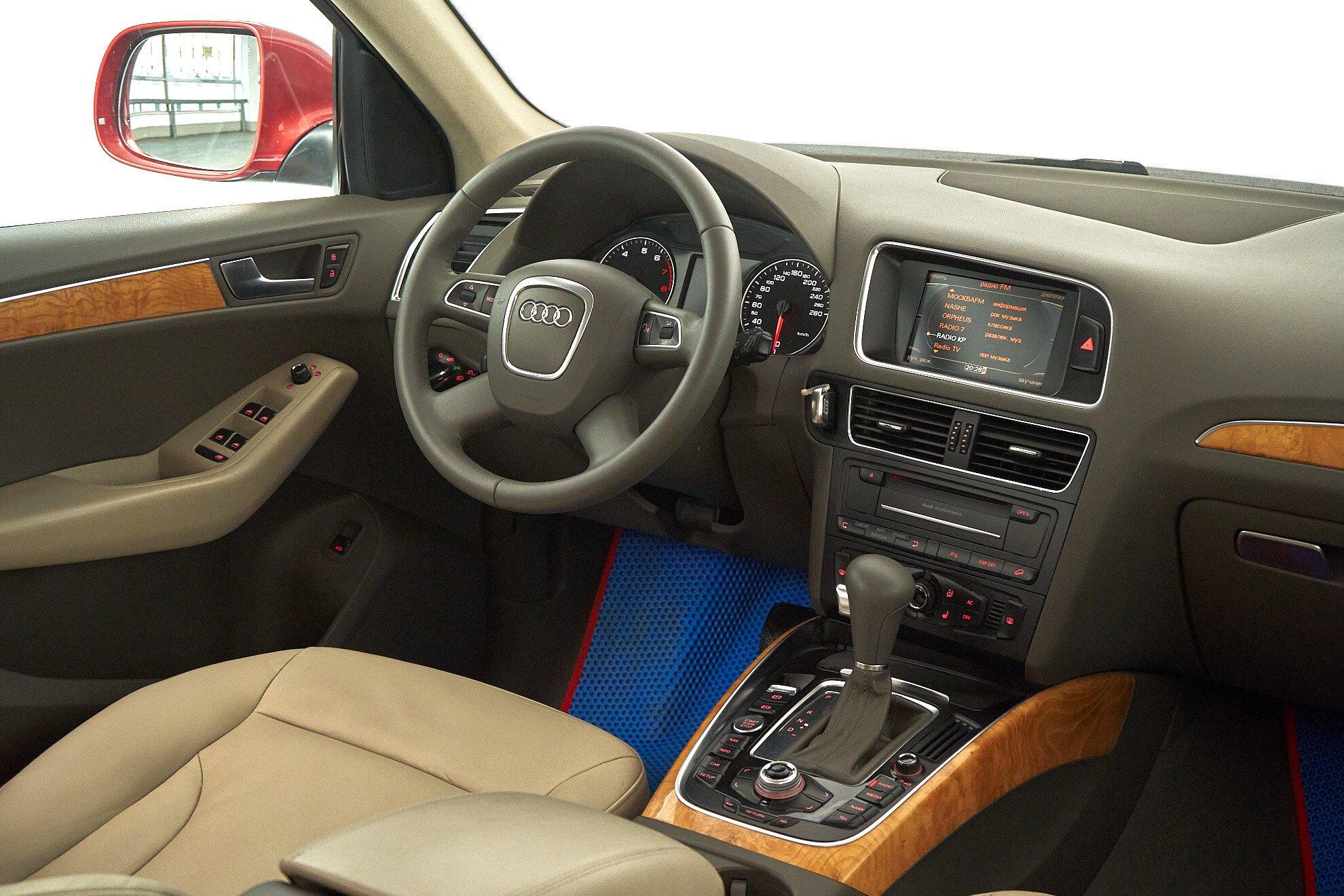 Audi Q5 2011, красный