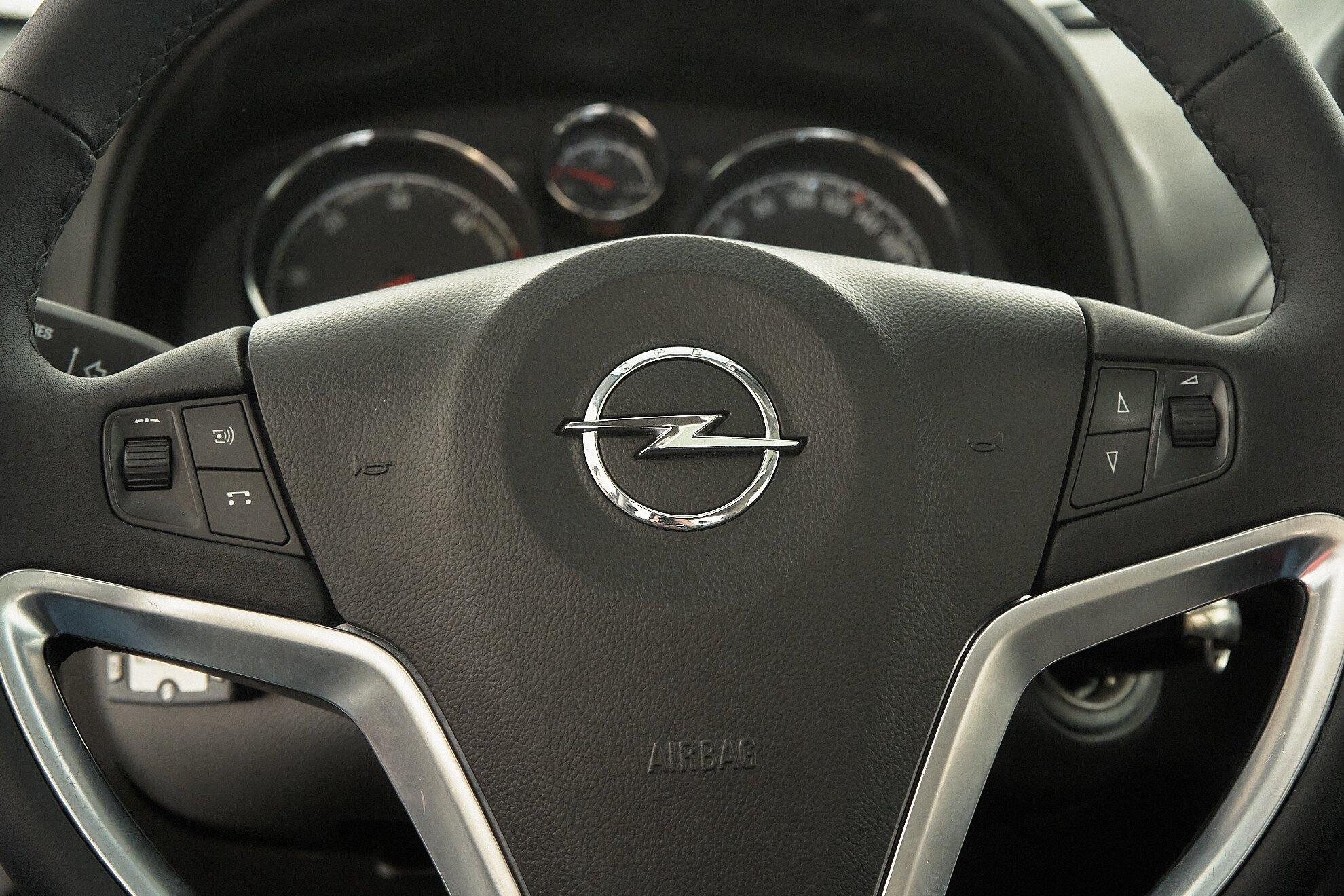 Opel Antara 2013, белый