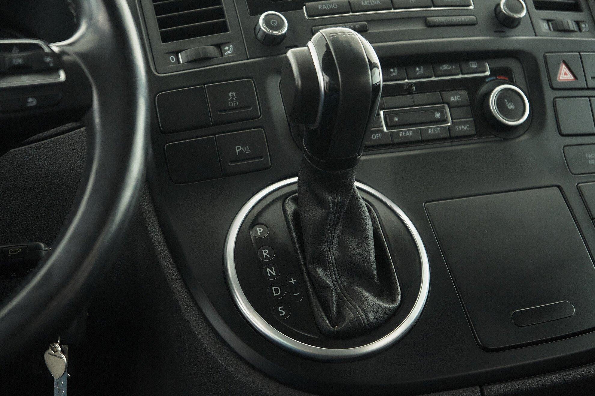 Volkswagen Multivan 2013, белый