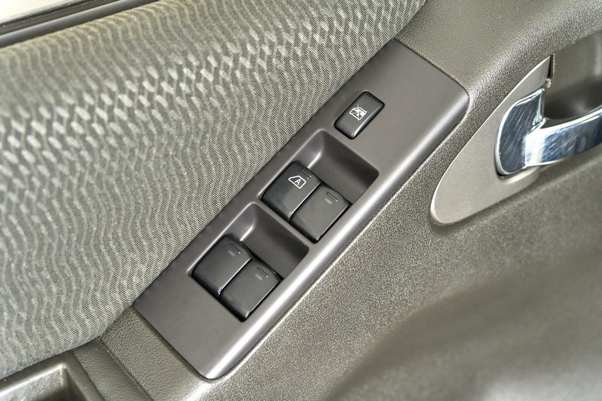 Nissan Pathfinder 2011, белый