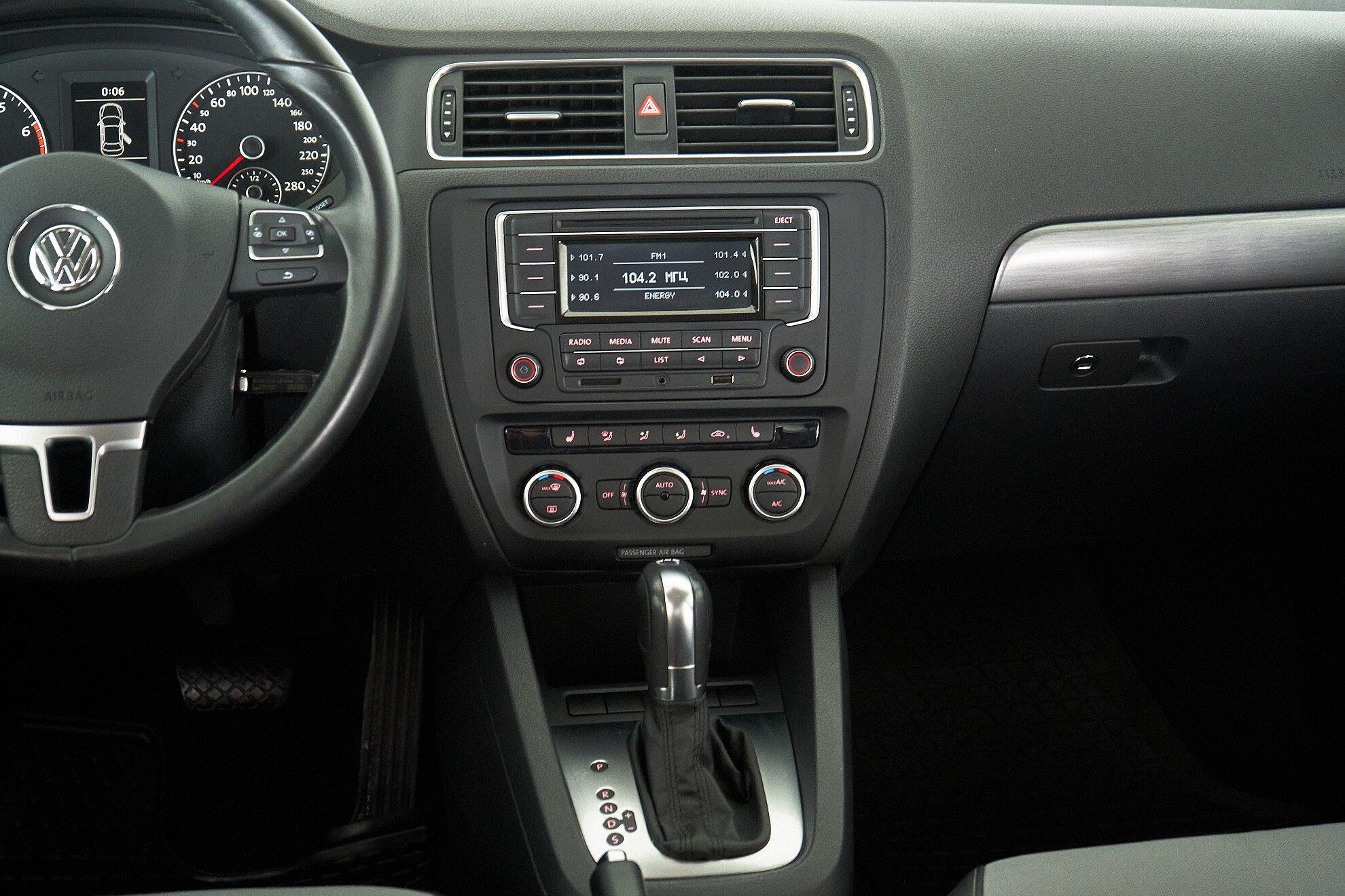 Volkswagen Jetta 2014, белый