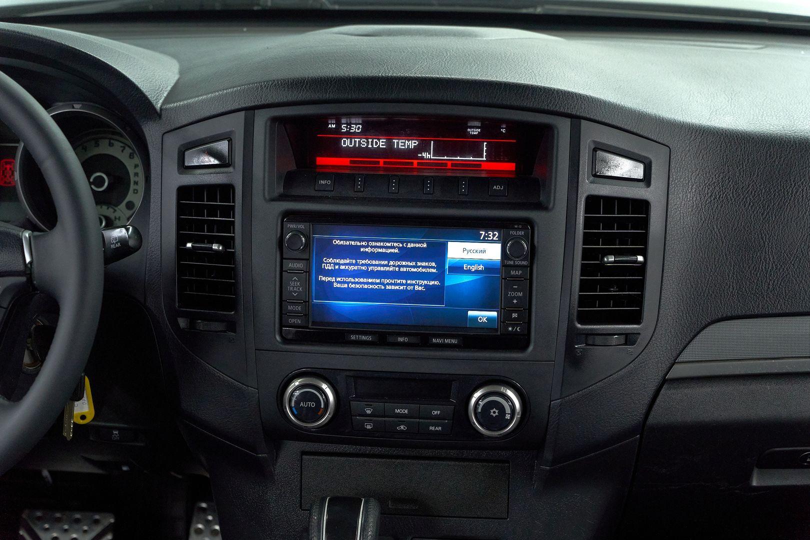 Mitsubishi Pajero 2012, черный