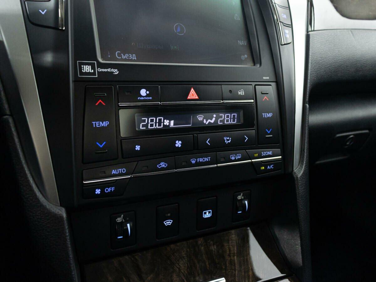 Toyota Camry 2018, белый