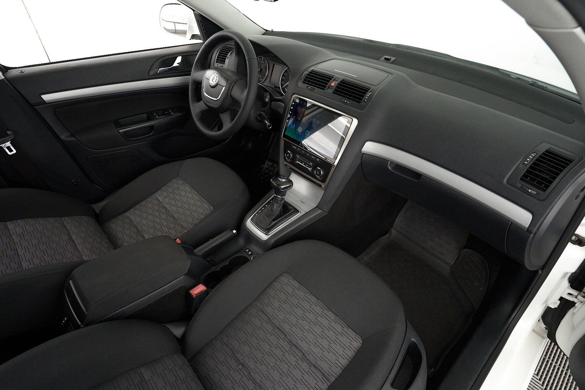Skoda Octavia 2013, белый