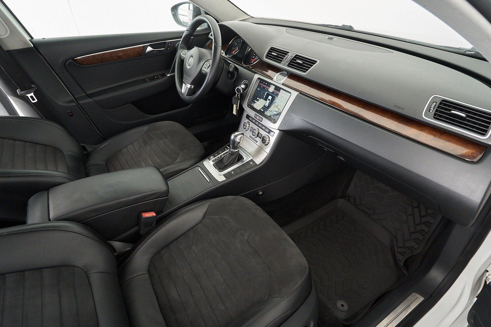 Volkswagen Passat 2012, белый