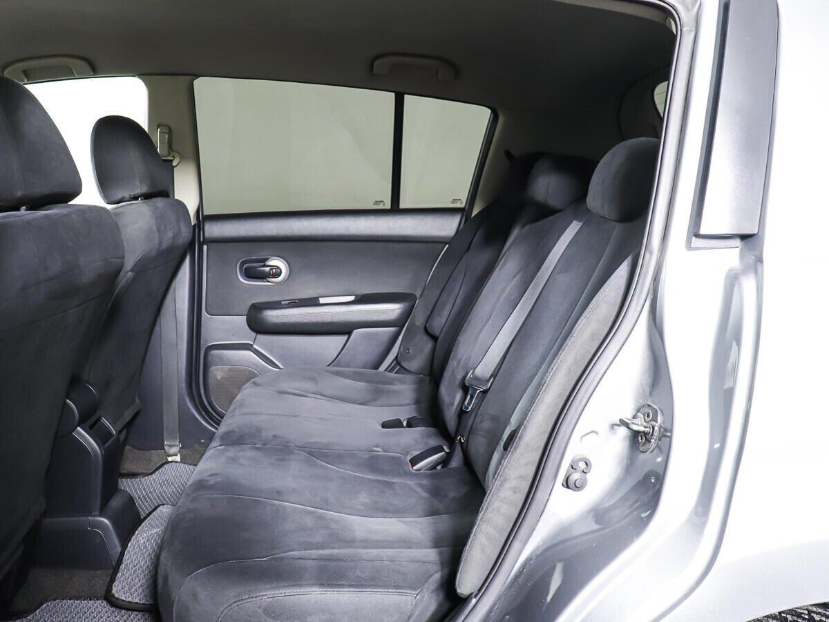 Nissan Tiida 2012, серый