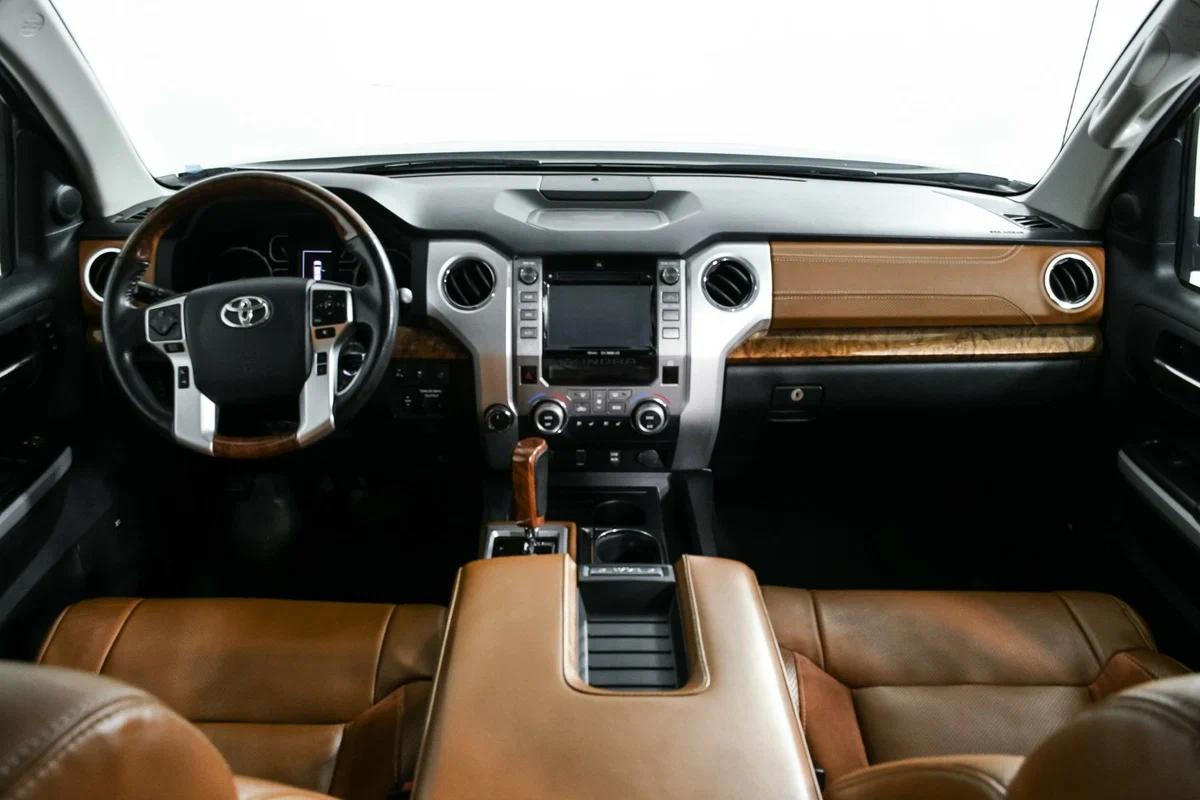 Toyota Tundra 2021, черный