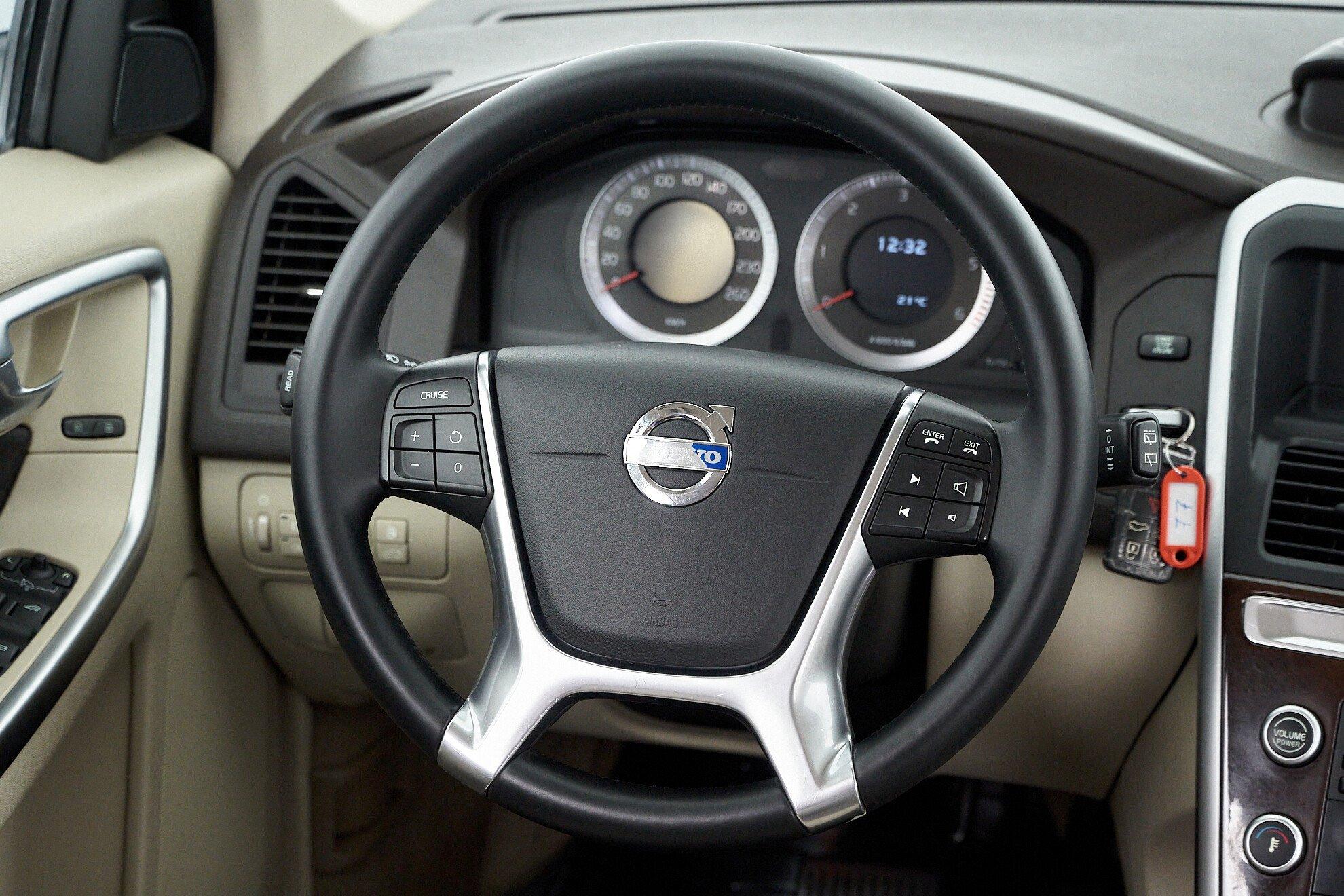Volvo XC60 2011, белый