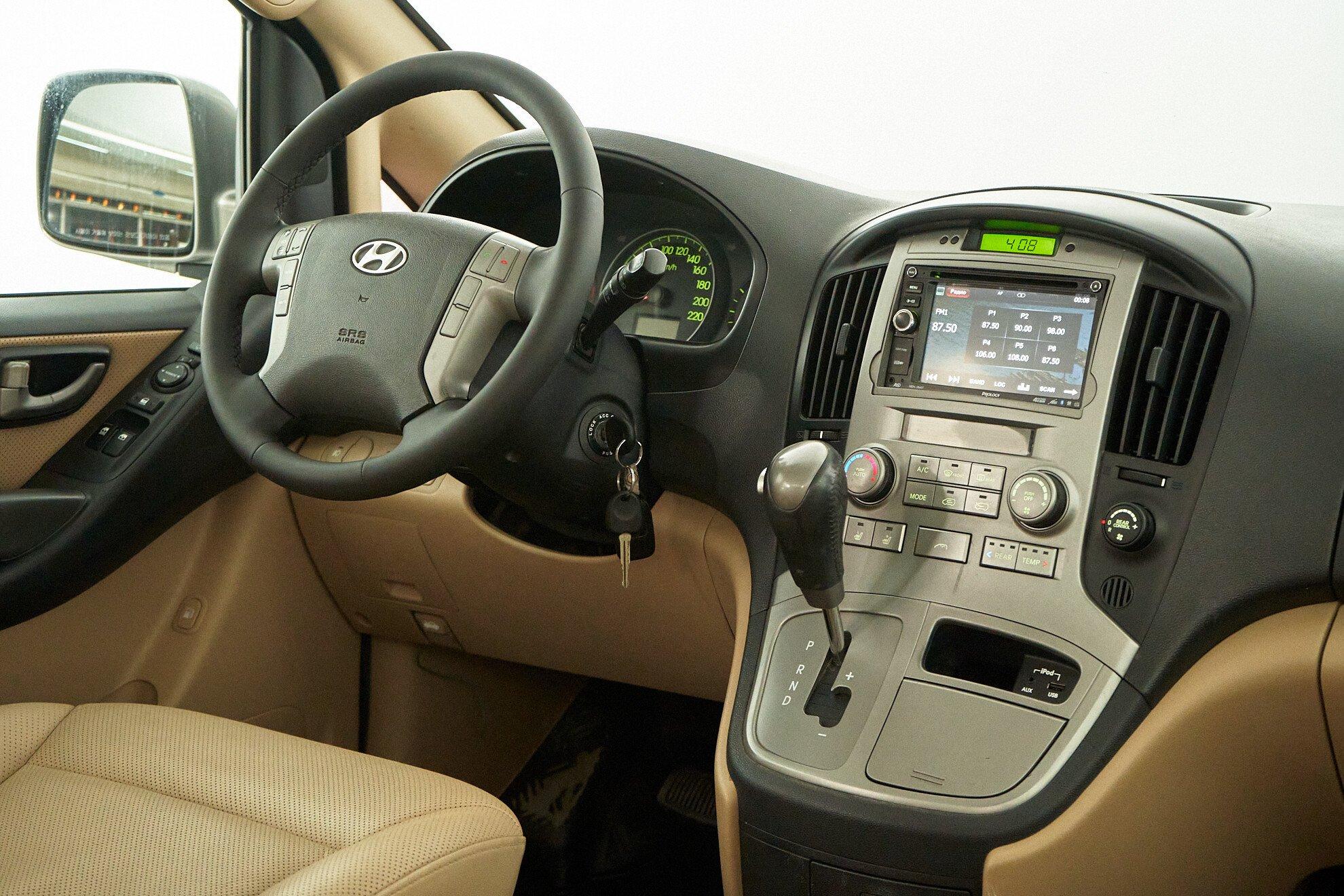 Hyundai Grand Starex 2012, серебряный