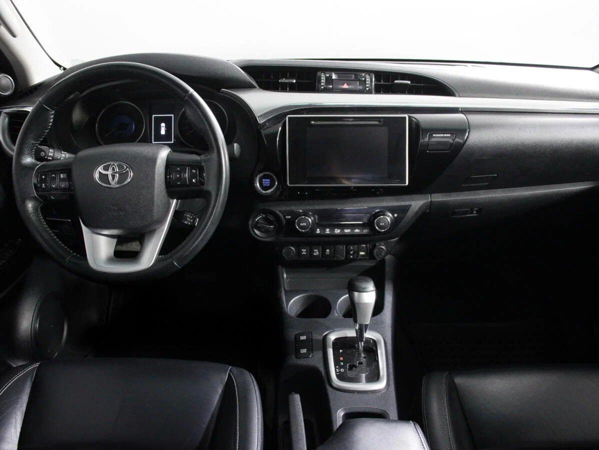 Toyota Hilux 2017, белый