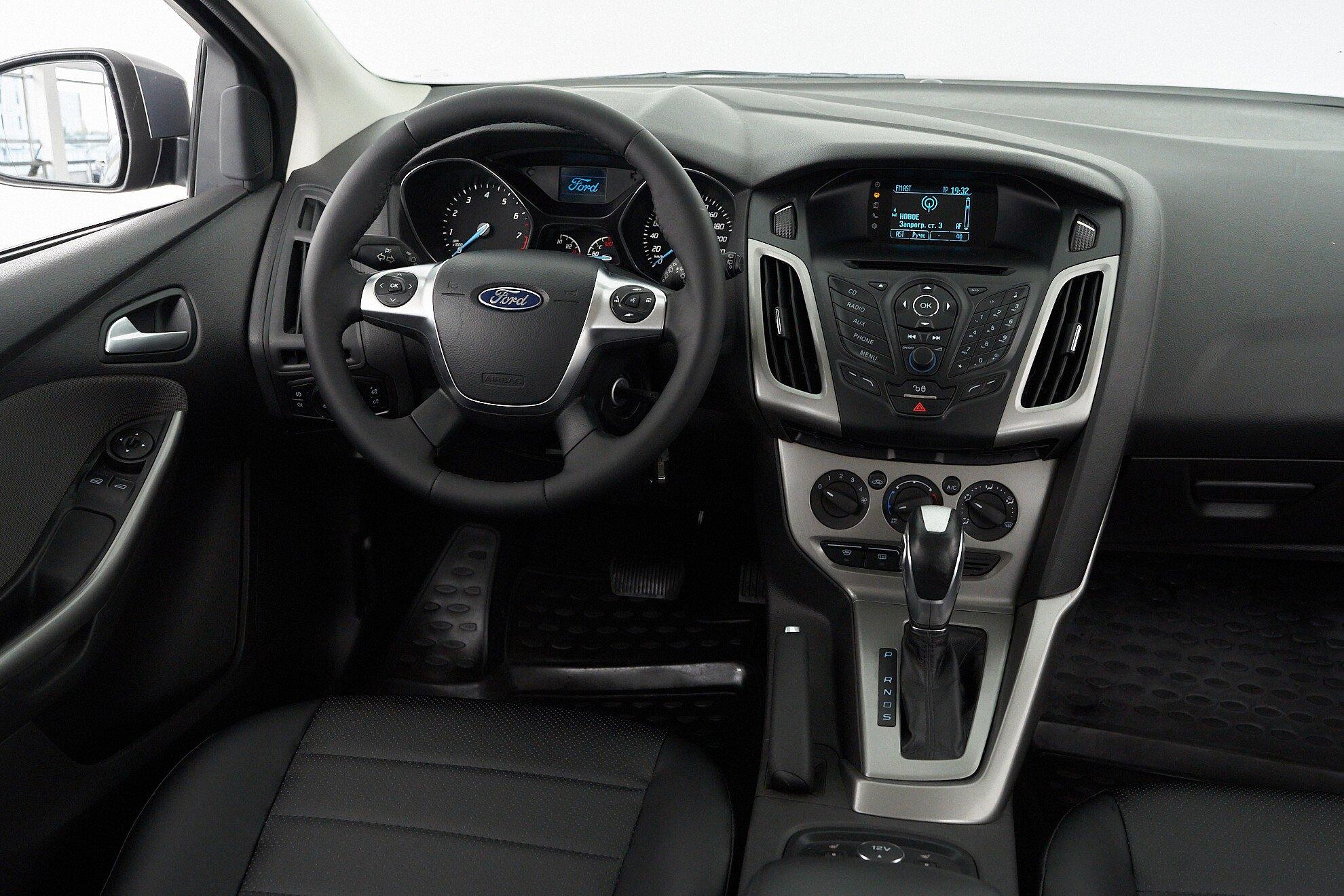 Ford Focus 2015, серый