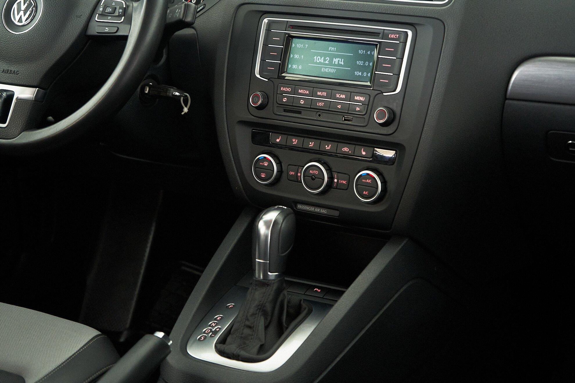 Volkswagen Jetta 2014, белый