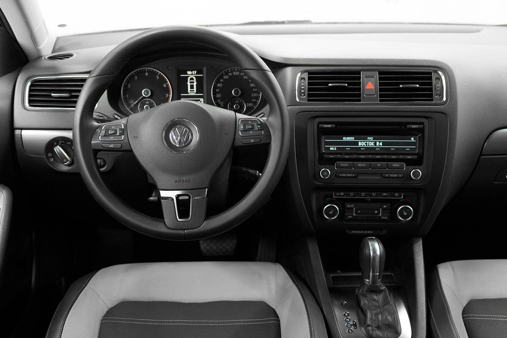 Volkswagen Jetta 2014, серый