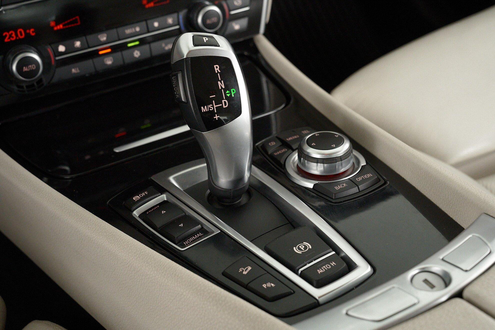 BMW 5 серии 2012, белый