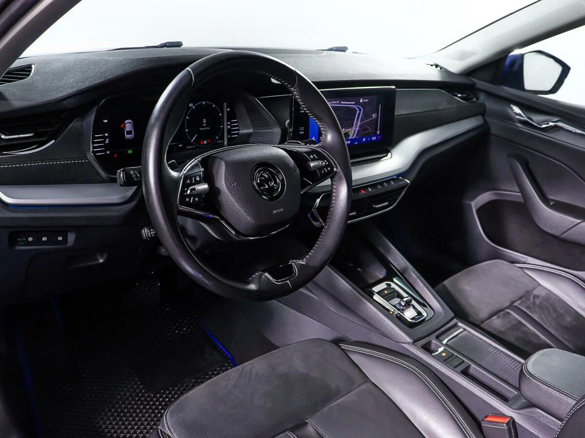 Skoda Octavia 2023, синий