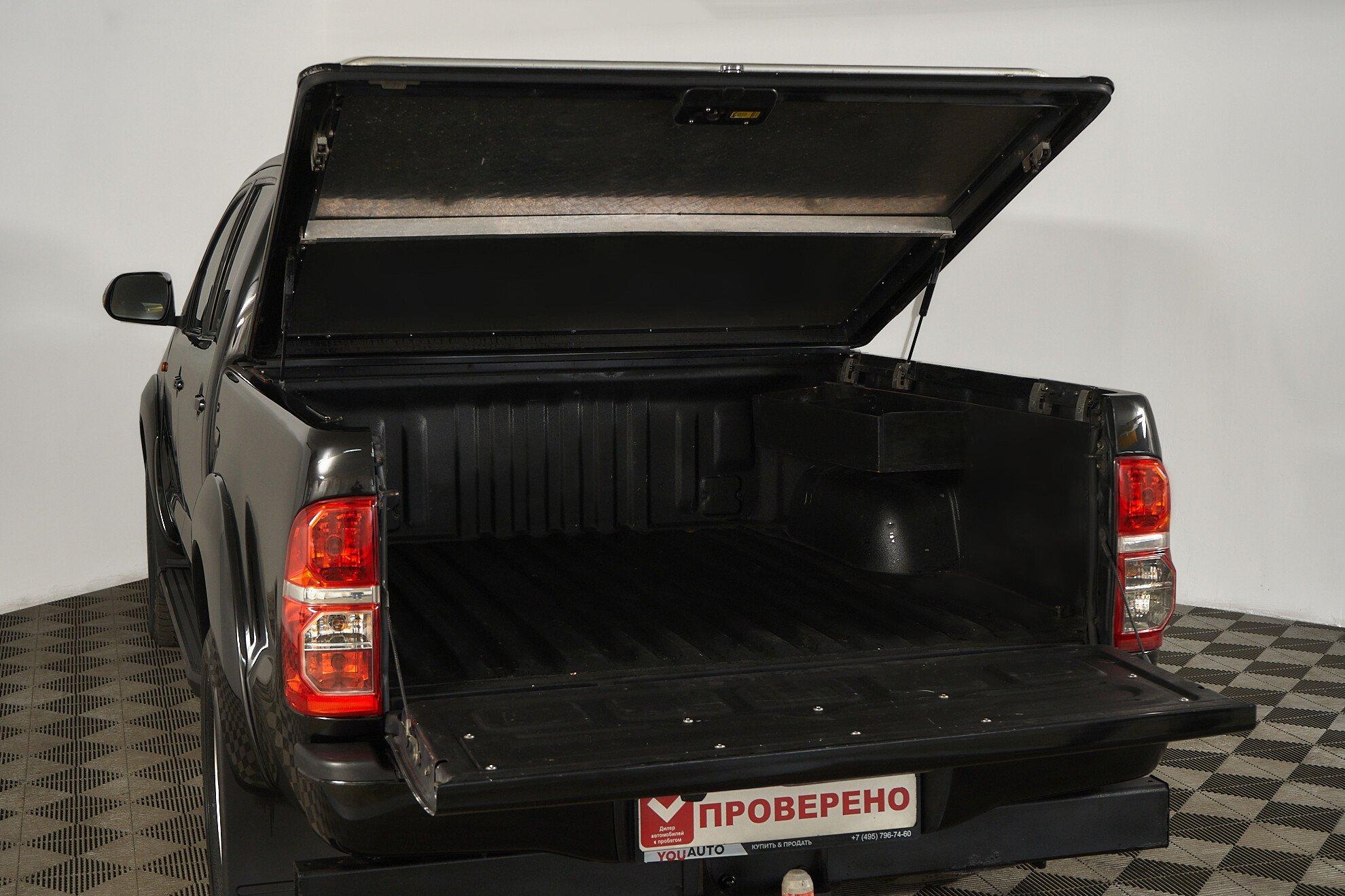 Toyota Hilux 2013, черный