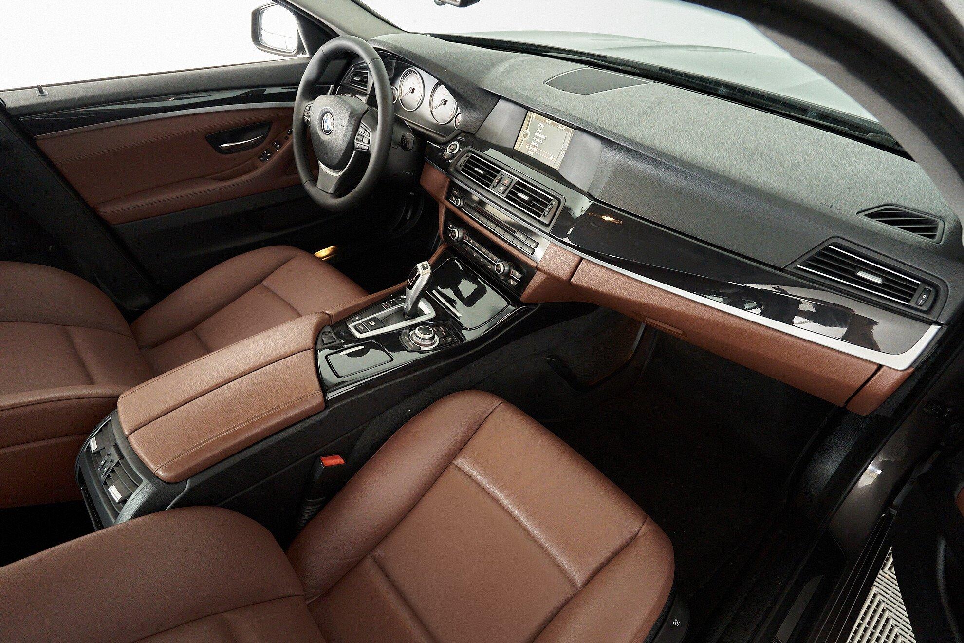 BMW 5 серии 2012, бежевый