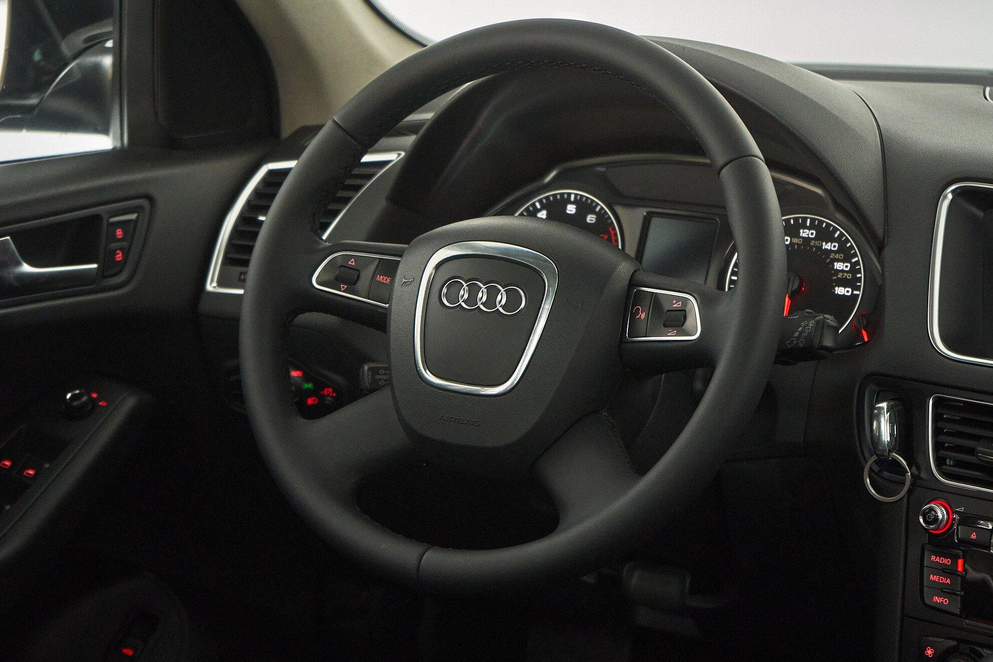 Audi Q5 2011, черный