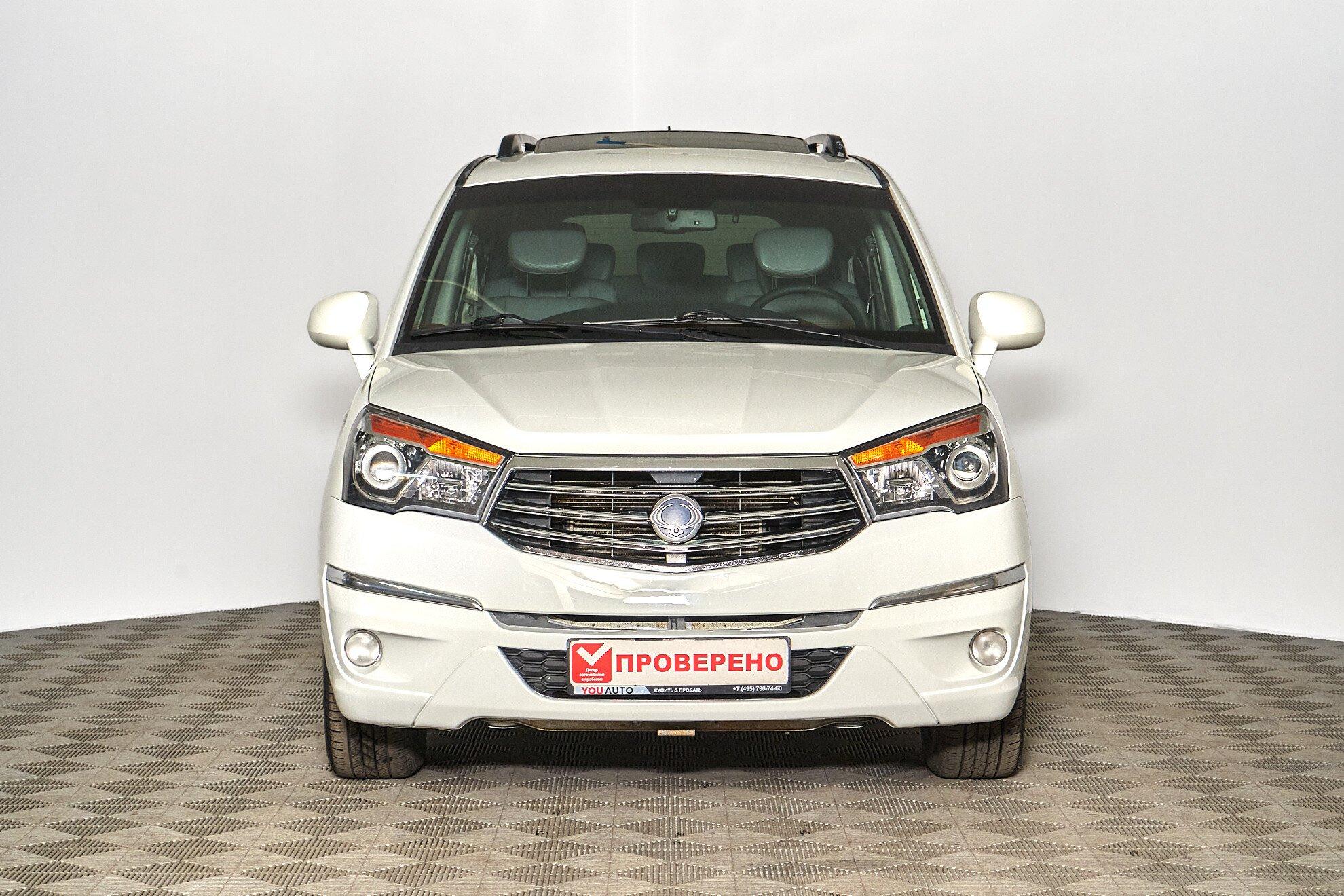 SsangYong Stavic 2013, белый