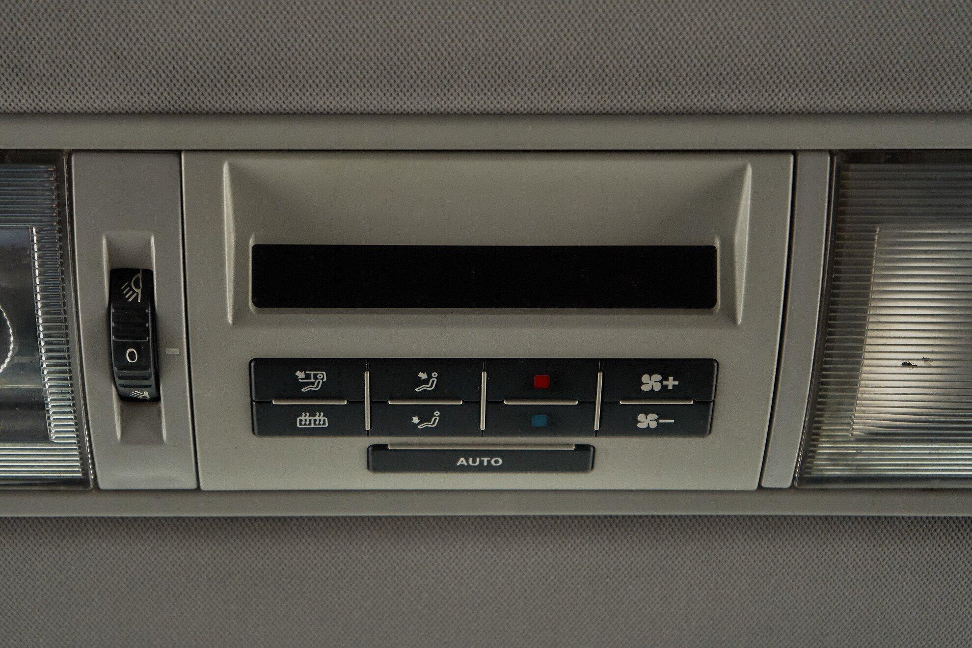 Volkswagen Multivan 2013, черный
