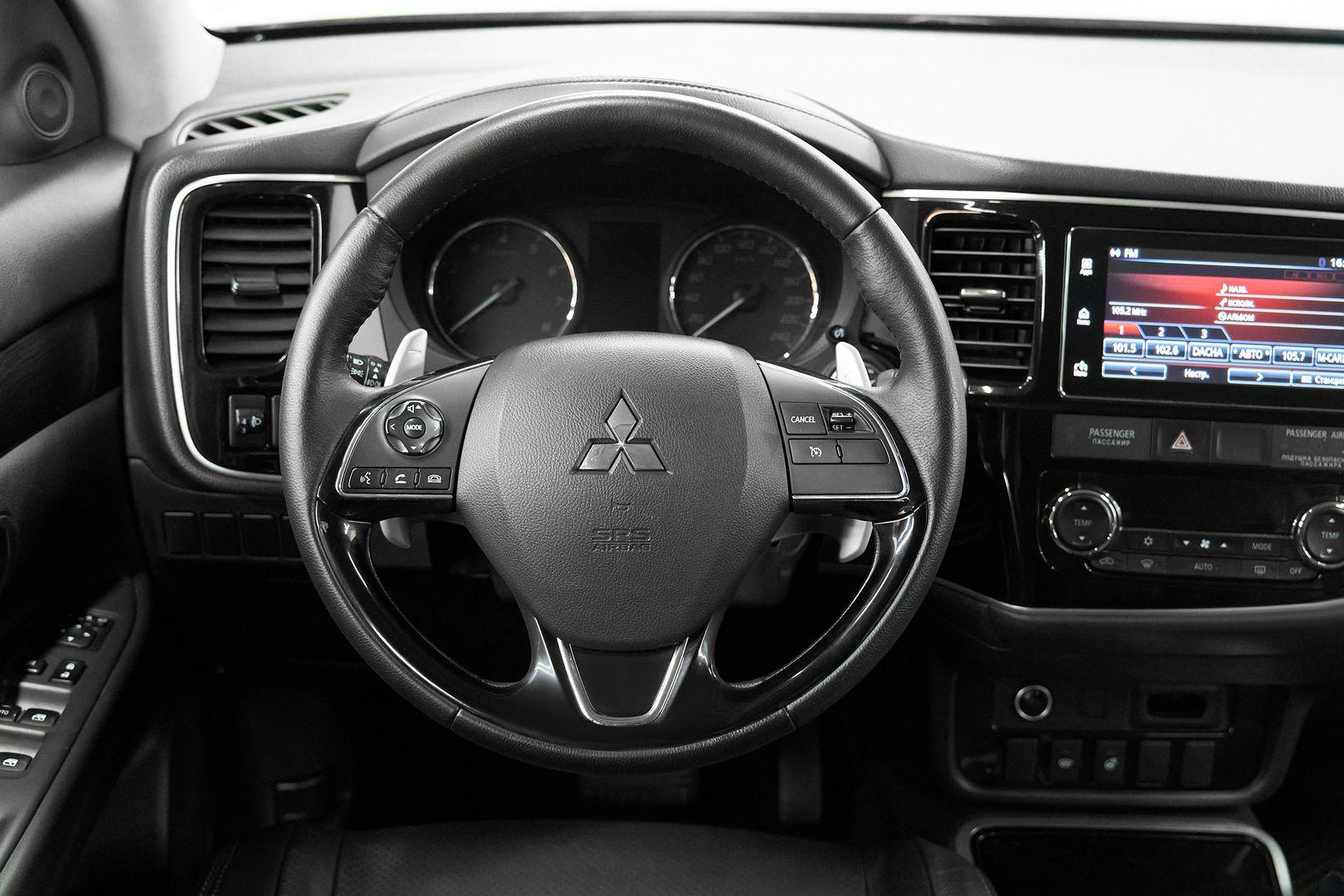 Mitsubishi Outlander 2018, серый