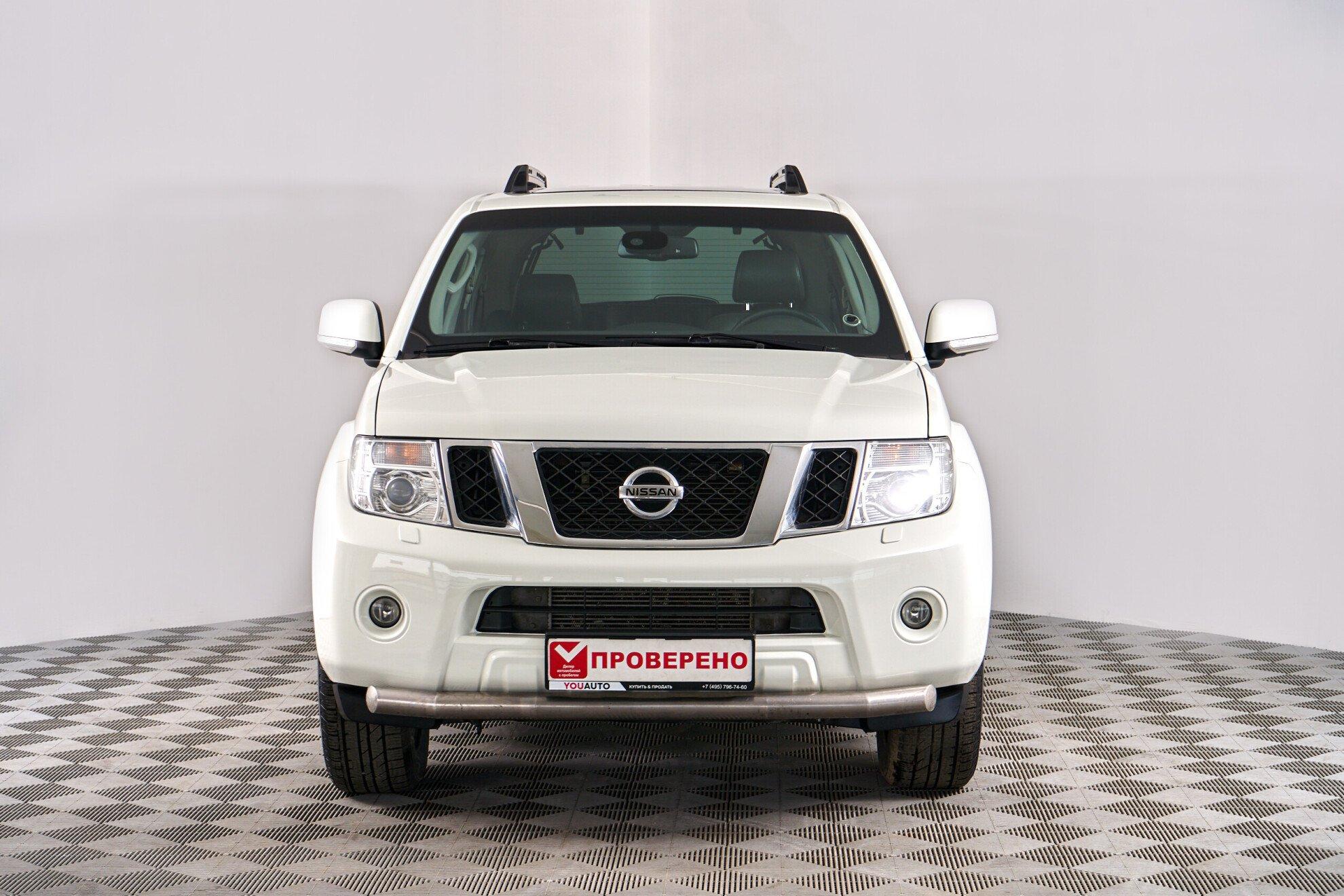 Nissan Pathfinder 2011, белый