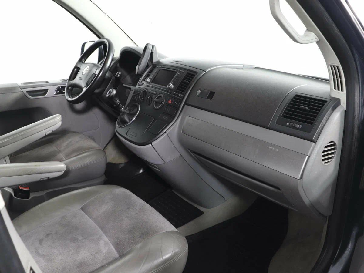 Volkswagen Multivan 2008, серый