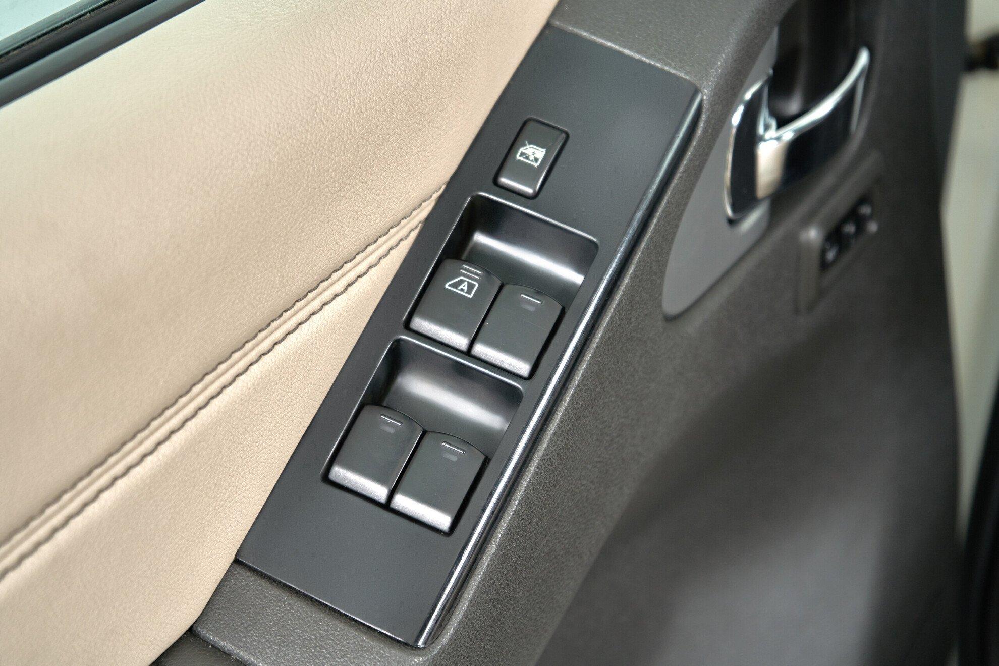 Nissan Pathfinder 2012, белый