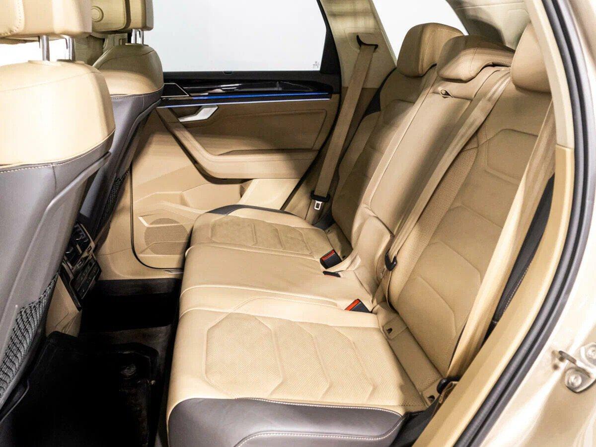 Volkswagen Touareg 2018, бежевый
