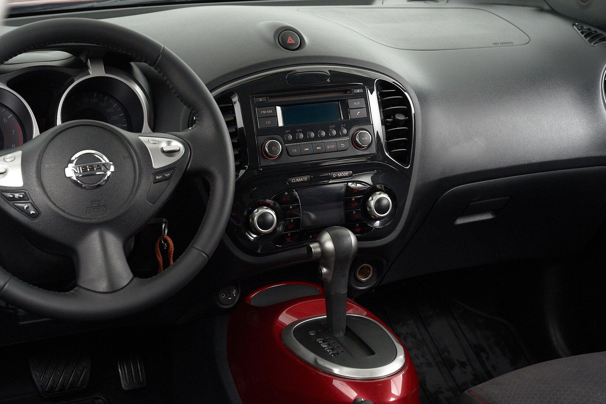 Nissan Juke 2011, красный
