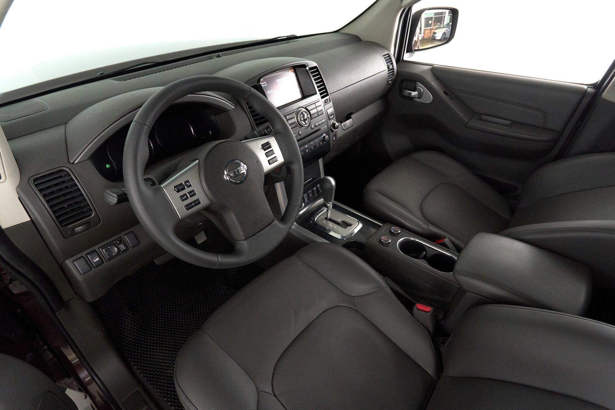 Nissan Pathfinder 2011, пурпурный