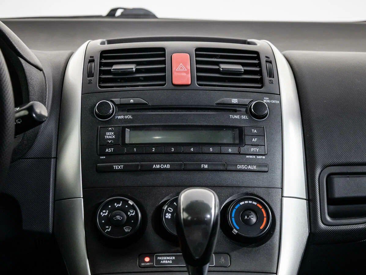 Toyota Auris 2012, белый