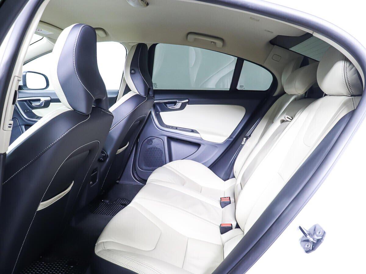 Volvo S60 2013, белый
